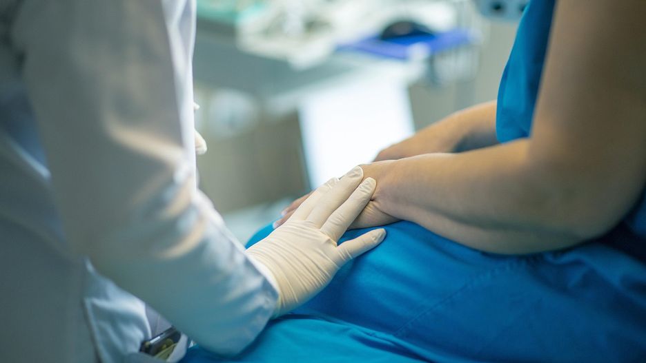 W szpitalu zamiast lewej zoperowano jej prawą rękę
