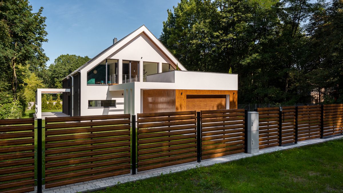 Budynek z ogrodzeniem