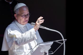 "Bez ustępstw". Francuskie media o spotkaniu papieża z Macronem