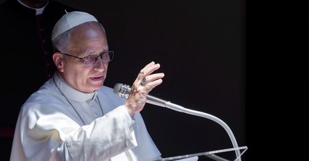 "Bez ustępstw". Francuskie media o spotkaniu papieża z Macronem