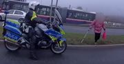 Staruszka przechodziła w niedozwolonym miejscu. Oto reakcja policjantów