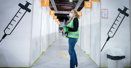Kontrowersje wokół szczepień w Niemczech. "Miliony niewykorzystanych dawek"
