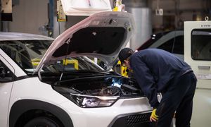 Kryzys w Volkswagenie. Tnie koszty, zrywa sojusze i traci na wycenie