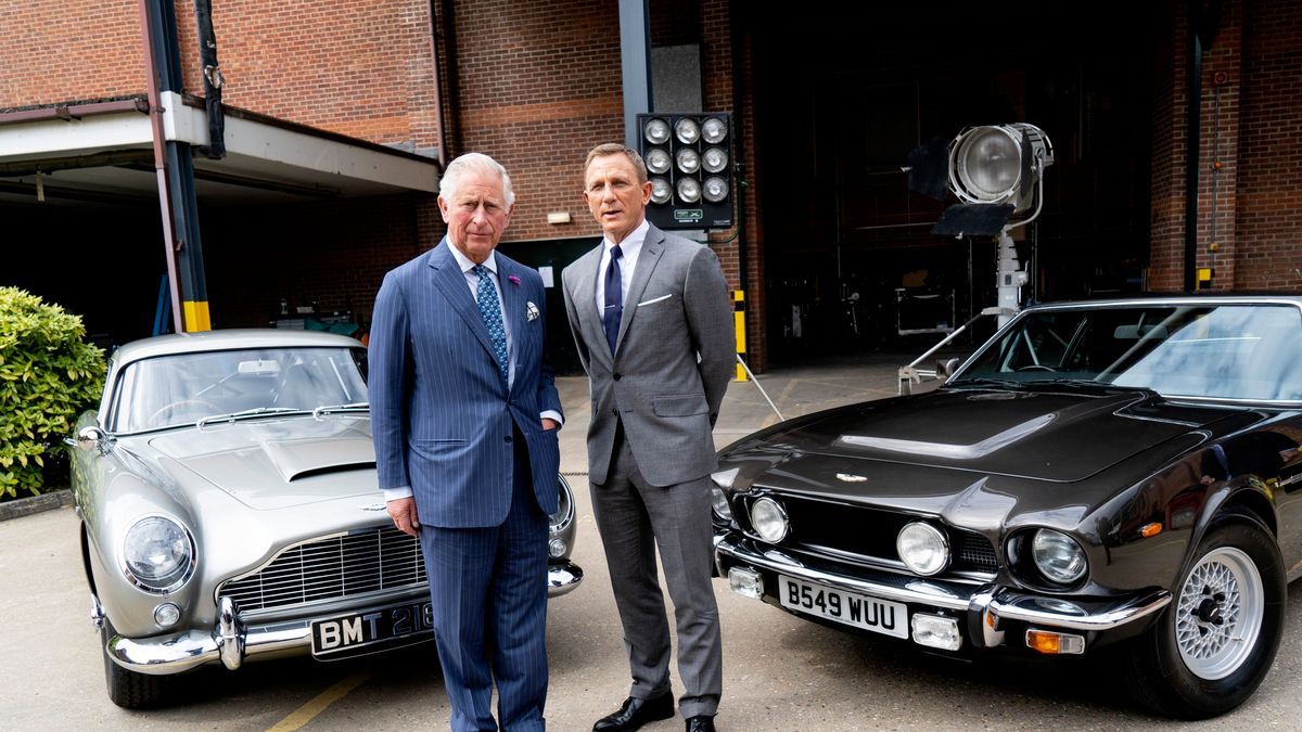 Daniel Craig i Książę Karol przy filmowych Astonach Martinach DB5 i V8 Vantage