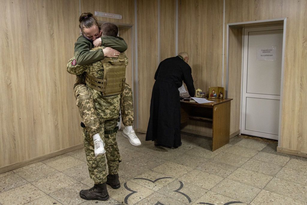 Ukraińska para pobrała się przed wyjściem na front