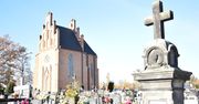 Krzeszowice: Grób Gieniusia. Chłopiec w krakowskim stroju przyciąga tłumy