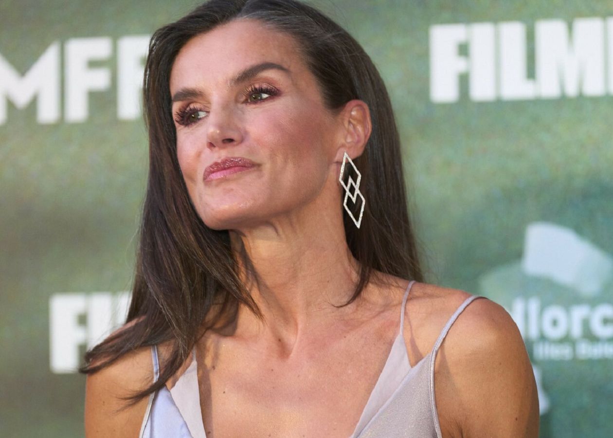 Nigdy nie wyglądała piękniej. Królowa Letizia zachwyciła w "slip dress"