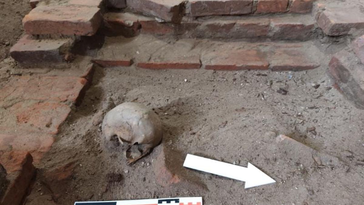 W kościele znaleziono kryptę, a w niej dwa przedmioty