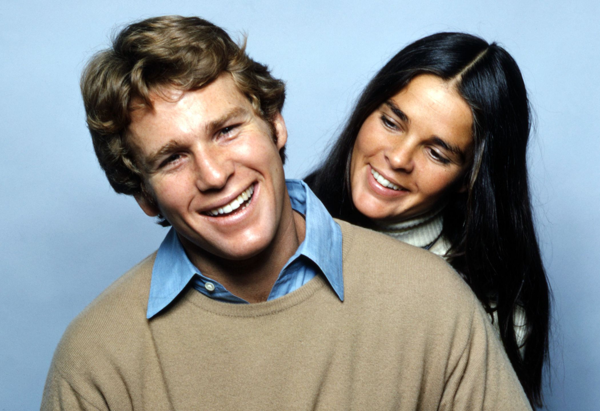 Ryan O'Neal z partnerującą mu w kultowym filmie "Love Story" Ali MacGraw w 1970 roku