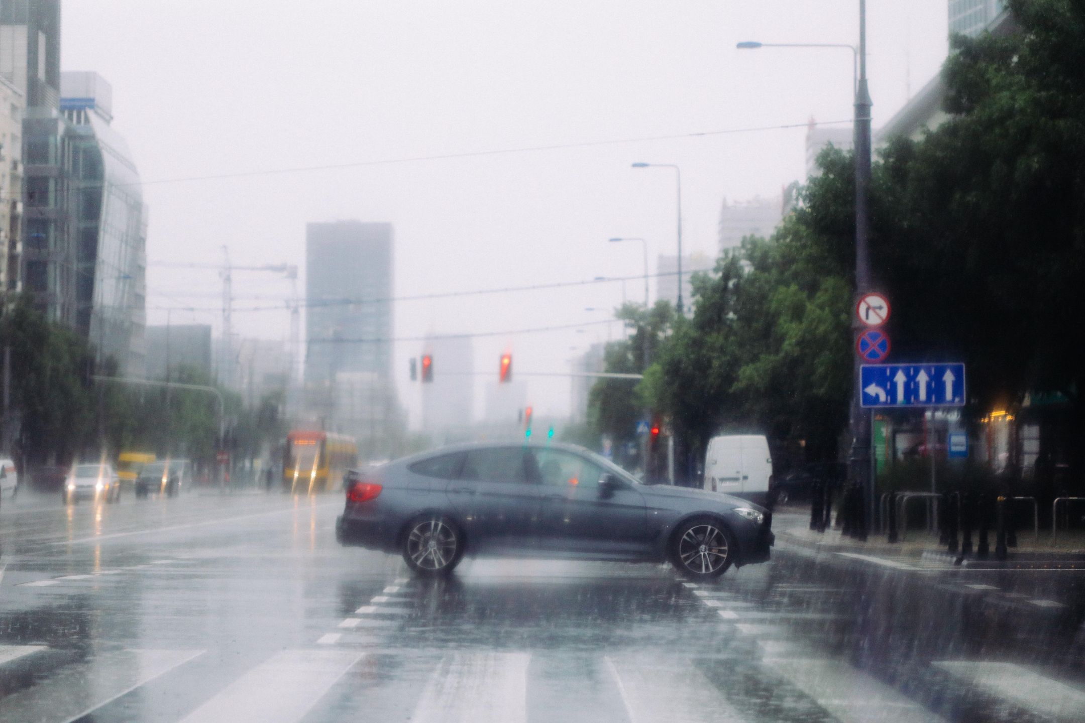 deszcz w stolicy
Warszawa, 20.06.2022. Burza i silne opady deszczu  w stolicy, 20 bm. (az/dw)
PAP/Albert Zawada
Albert Zawada
burza, Deszcz, opady deszczu, w warszawie