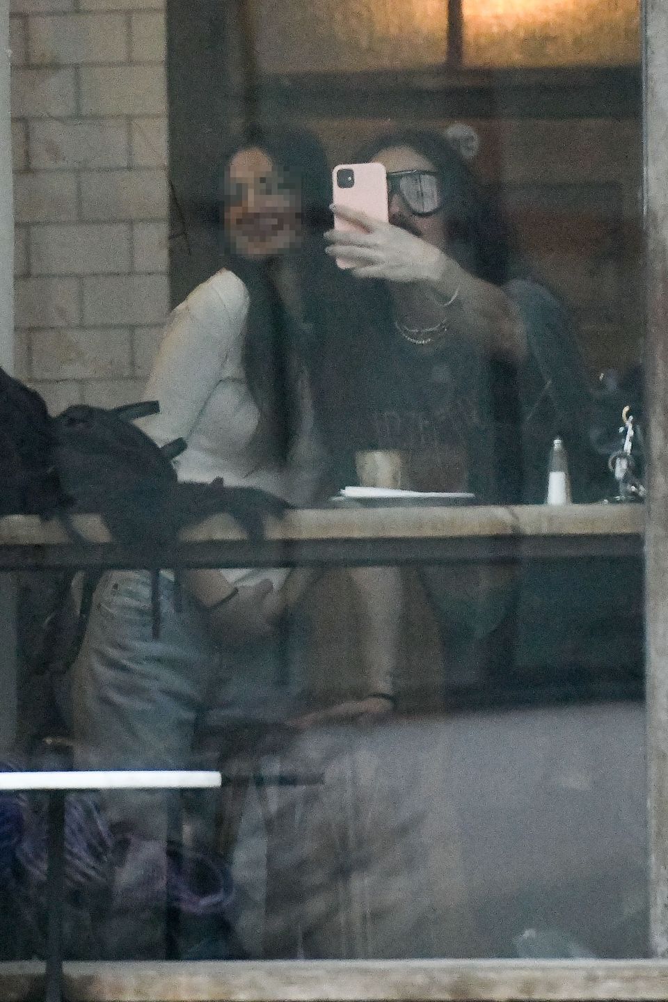 Michał Szpak na mieście w długim płaszczu