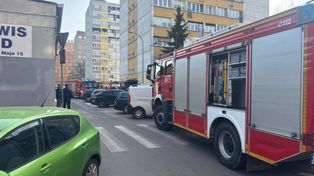 Konin: Zadymienie w wieżowcu. Strażacy ewakuowali mieszkańców