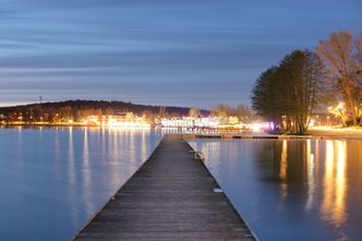 Urzędnicy chcą wcisnąć bloki nad jeziorem. Mieszkańcy protestują