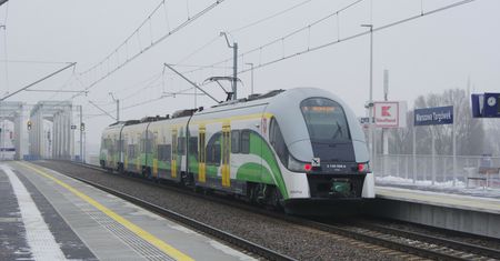 Paraliż na kolei w Warszawie. Odwołane pociągi, ogromne opóźnienia