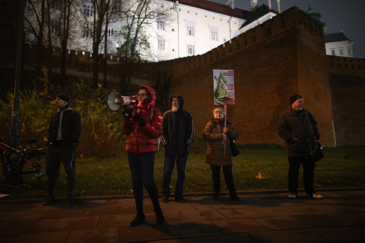 Uczestnicy protestu pod Wawelem w Krakowie, 18.11.2023