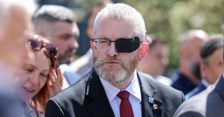 Zaskakujący ruch Brauna. Obiecuje miejsca mundurowym