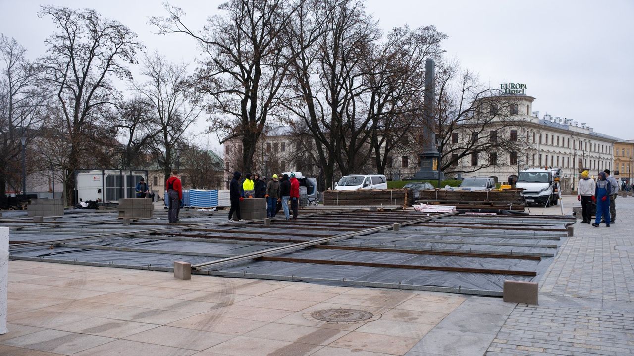 Lublin: Lodowisko już powstaje. Będzie na Placu Litewskim