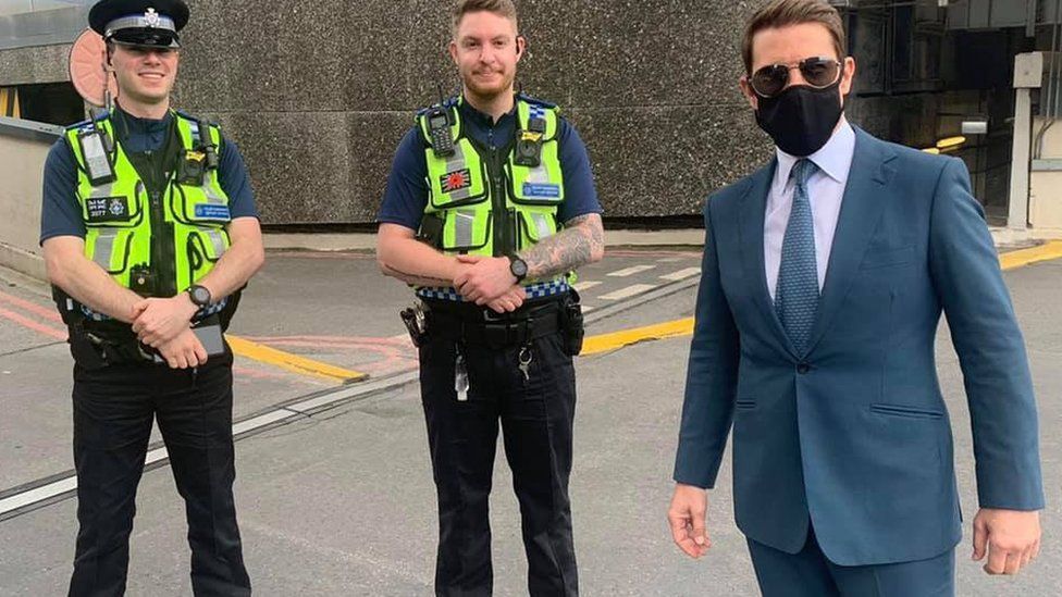 Policjanci z Birmingham i Tom Cruise. 