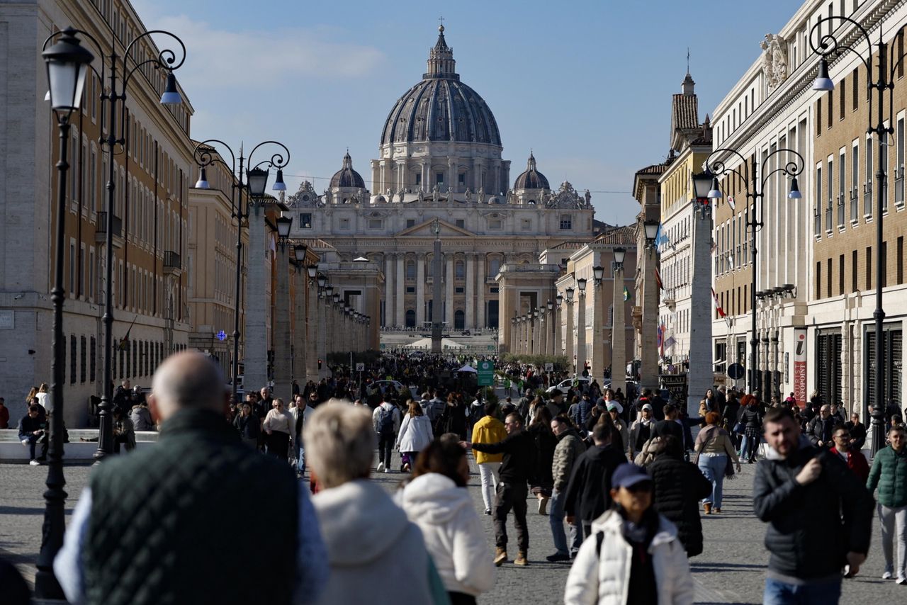 Crowds visit Rome