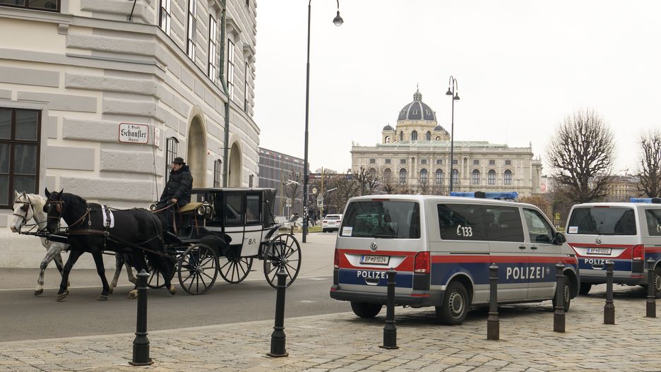 Na wiedeńskich ulicach pojawiły się w środę wzmożone patrole policyjne, do pracy wyruszyli też funkcjonariusze w cywilu. To efekt informacji wywiadowczych o zagrożeniu atakiem terrorystycznym