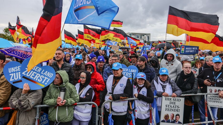 Niemcy protestują przeciw działaniom rządu w demonstracji zwołanej przez prawicowe ugrupowanie Alternatywa dla Niemiec (AfD)