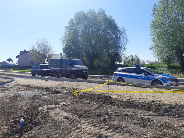 Niewybuch znaleziony podczas budowy chodnika i ulicy w Żabnie w Małopolsce