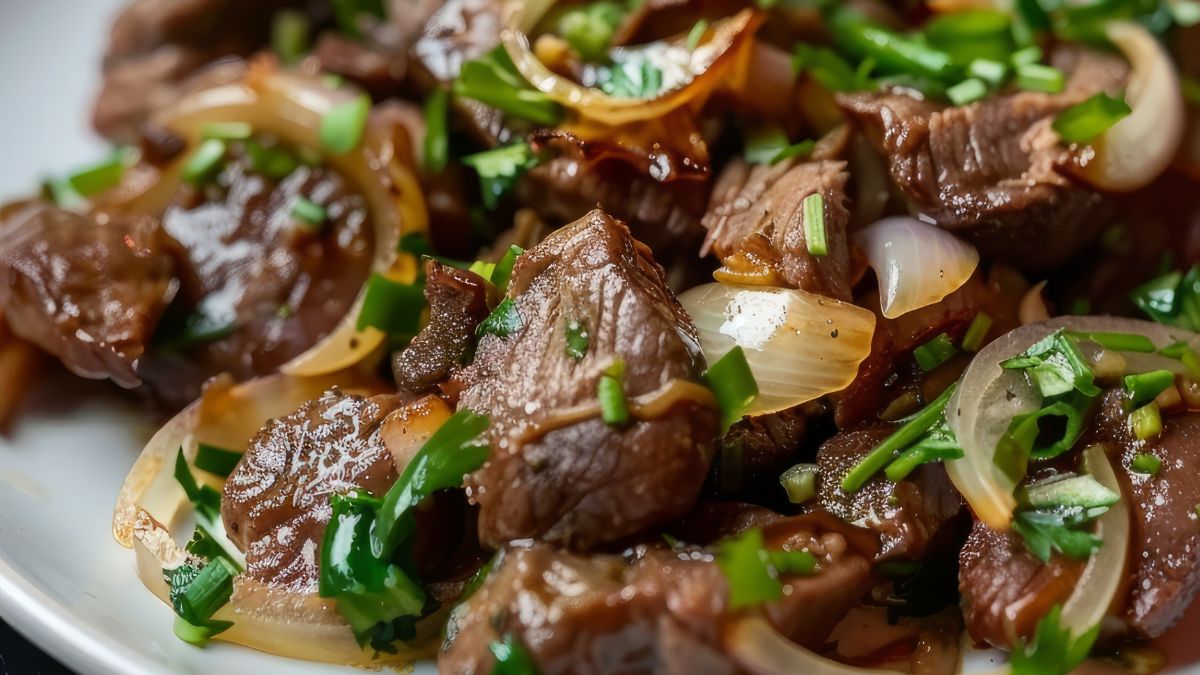 Wątróbkę robię tylko w ten sposób. Wychodzi idealnie miękka, nie traci wartości i zachowuje maksimum smaku