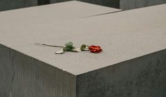 Co można zrobić z kontem zmarłej osoby? Sprawdzamy polityki platform social media