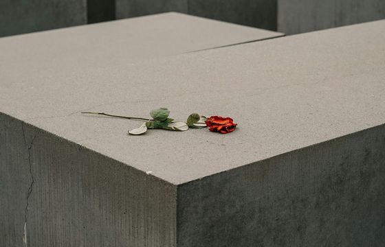 Co można zrobić z kontem zmarłej osoby? Sprawdzamy polityki platform social media