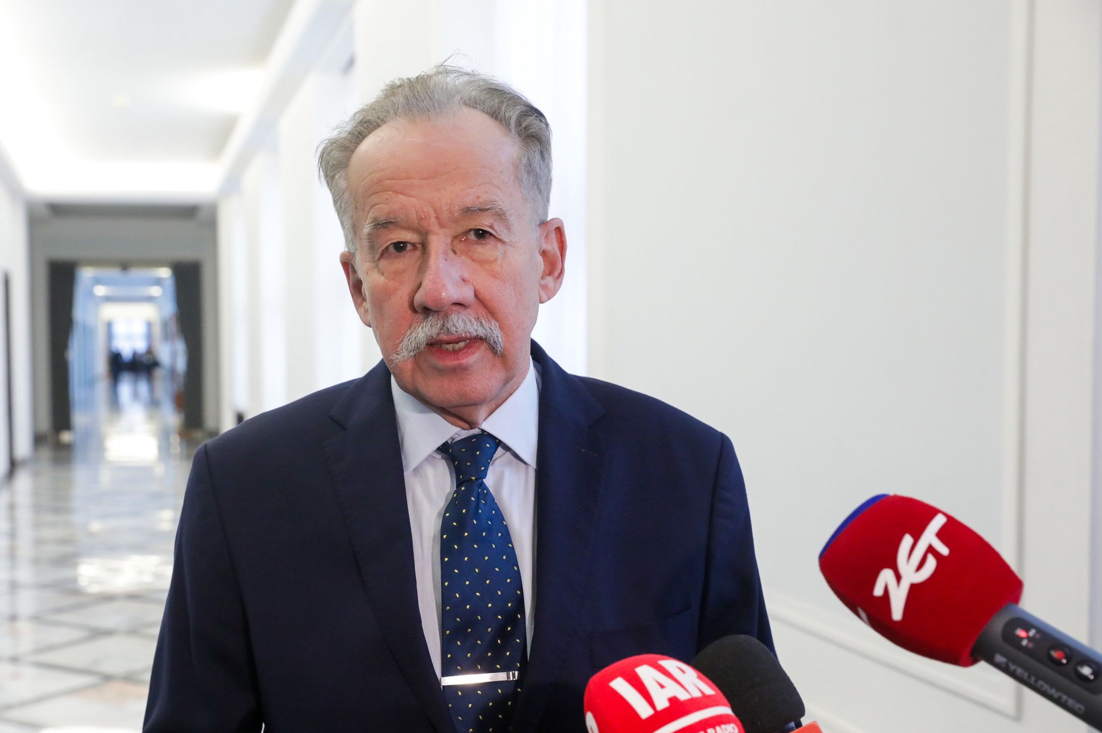 Wojciech Hermeli�ski
Warszawa, 08.01.2024. S�dzia Trybuna�u Konstytucyjnego w stanie spoczynku Wojciech Hermeli�ski przed spotkaniem z marsza�kiem Sejmu Szymonem Ho�owni� w Sejmie w Warszawie, 8 bm. Konsultacje dotycz� kwestii wygaszenia mandat�w poselskich Kami�skiego i W�sika. (ad) PAP/Tomasz Gzell
Tomasz Gzell
konsultacje, marsza�ka Sejmu, polityka, Sejm, spotkanie, sprawa Kami�skiego i W�sika, w Sejmie, wygaszenie mandat�w, briefing prasowy