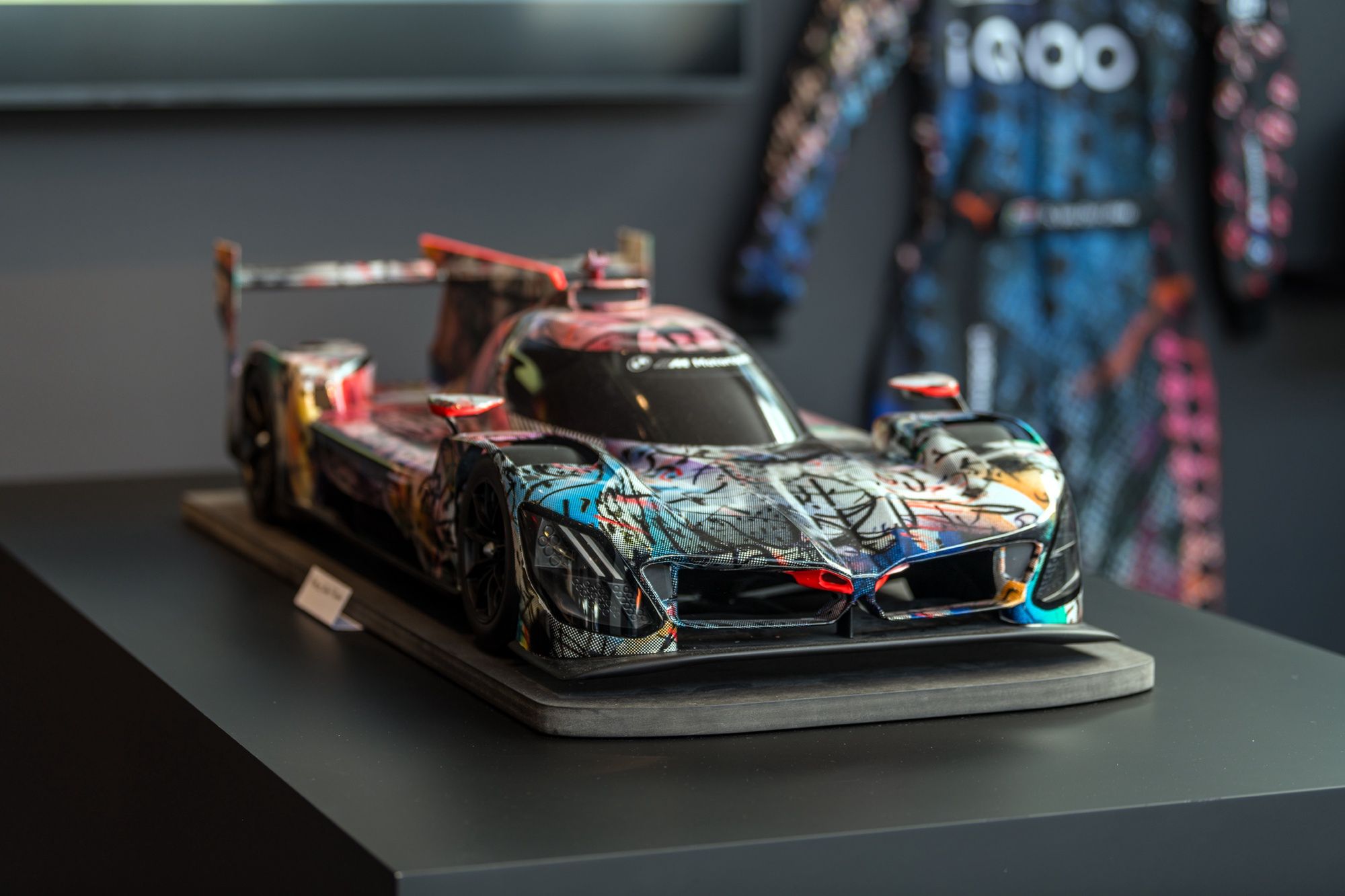 BMW M Hybrid V8 - model art cara w skali
