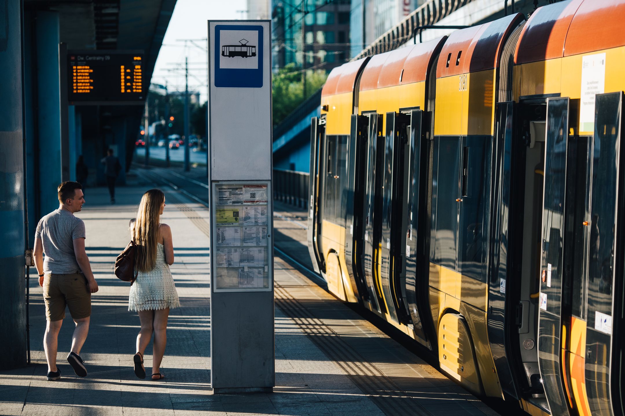 wpwiado przystanek tramwaj warszawa podróżni tory tramwajowe