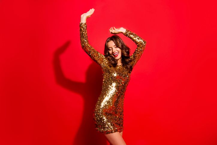 Cekinowa sukienka na każdą imprezę - efektowność i błysk w jednym. Najpiękniejsze stylizacje