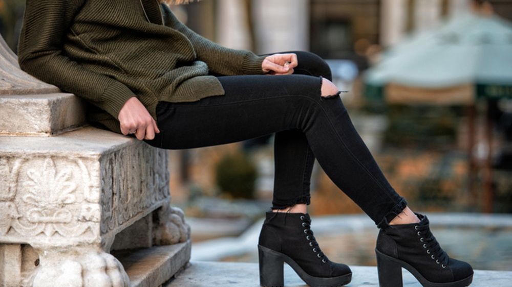 Do klasycznych botków dobierzmy czarne rurki 