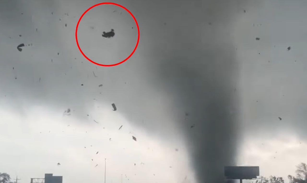 Nie do wiary, co porwało tornado. Kierowca wszystko nagrał