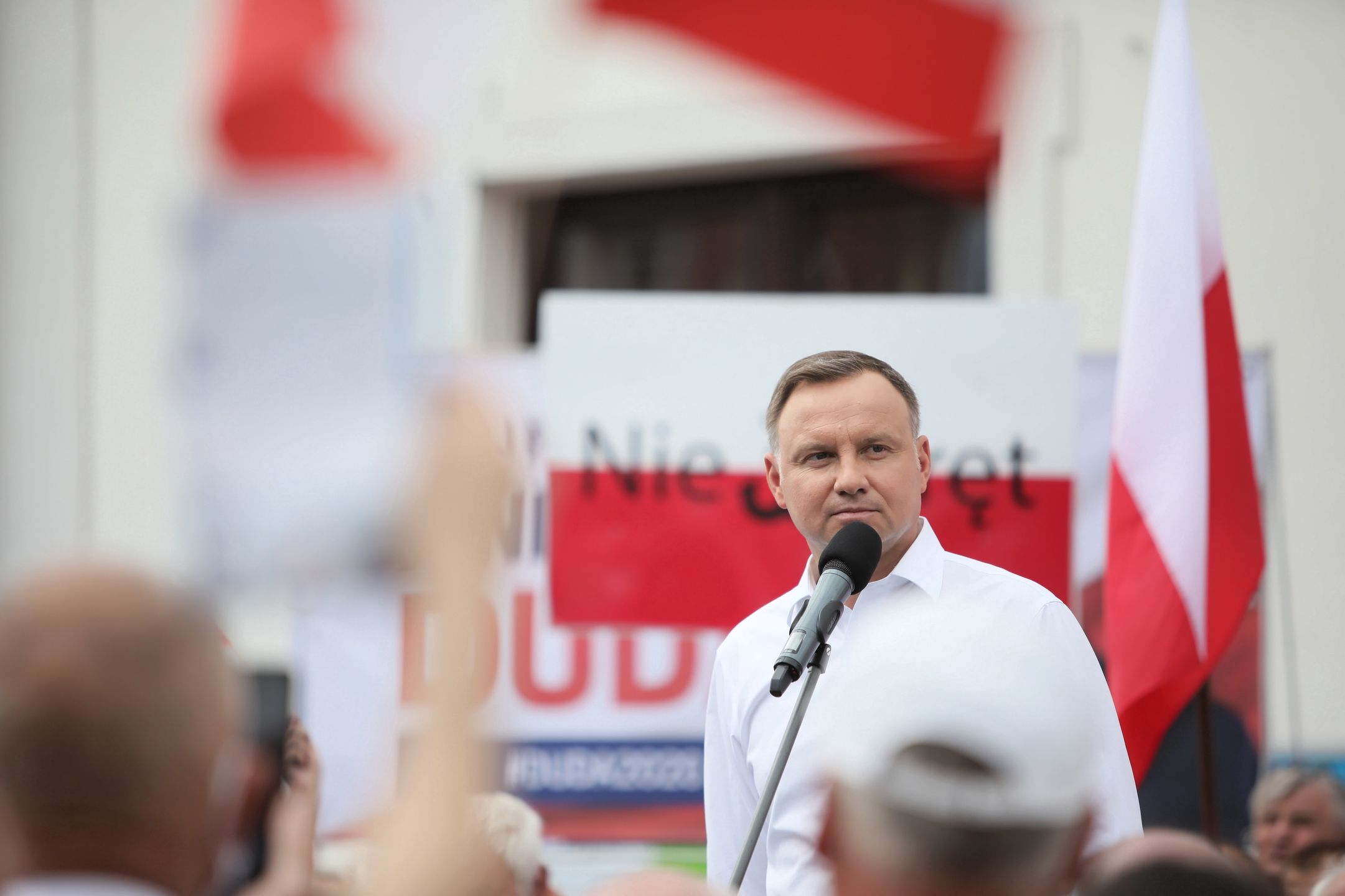 Serock, 17.06.2020. Kampania prezydencka 2020. Ubiegajšcy się o reelekcję prezydent RP Andrzej Duda (C) podczas spotkania z mieszkańcami na rynku w Serocku, 17 bm. (kf) PAP/Leszek Szymański