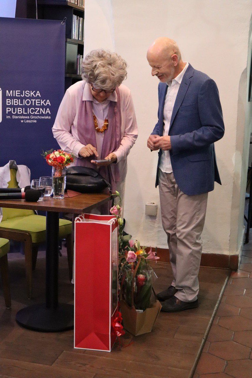 W Bibliotece Ratuszowej w Lesznie odbyło się jubileuszowe spotkanie i promocja tomu poezji &#34;Koniugacja imienia&#34; Eleonory Biberstajn