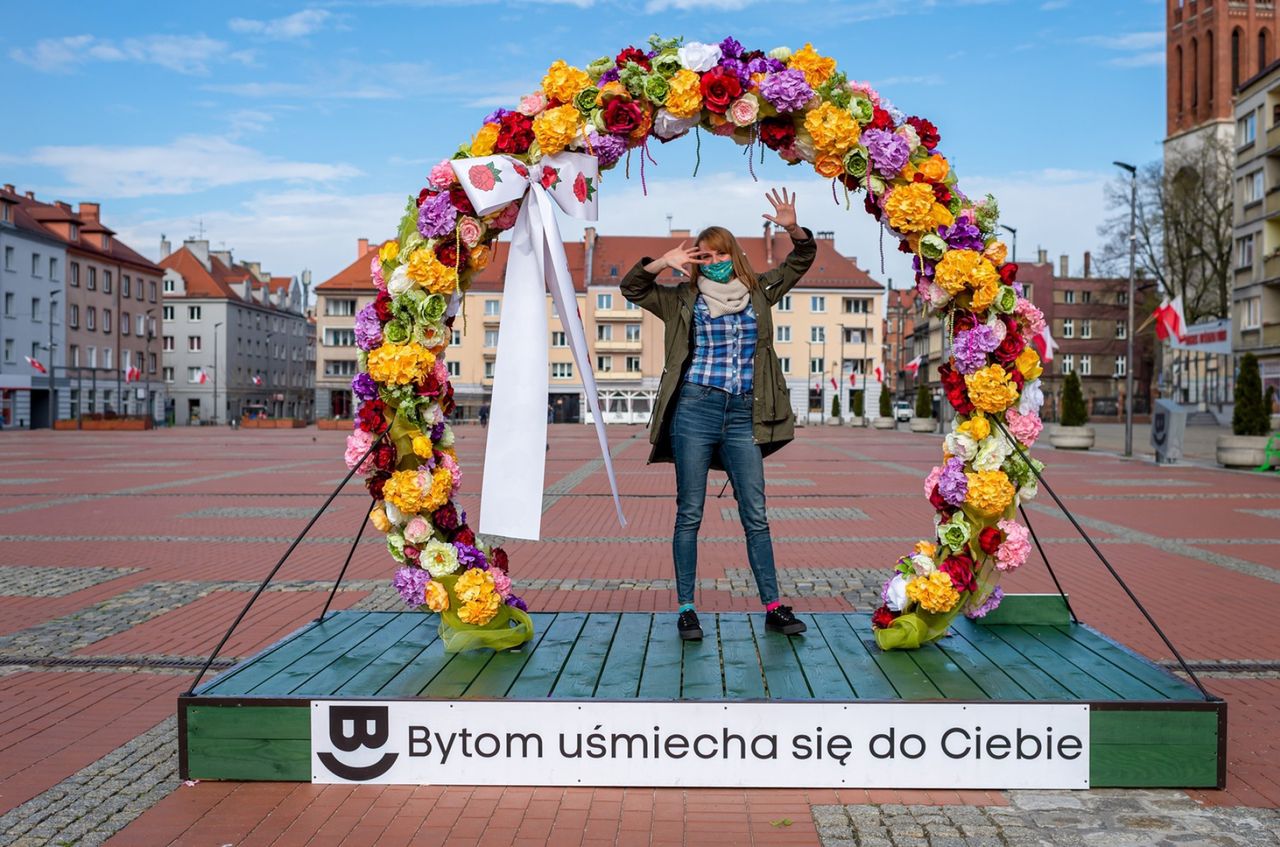 Śląskie. Na Rynku w Bytomiu można zrobić zdjęcie w galandzie, tradycyjnym śląskim wieńcu.