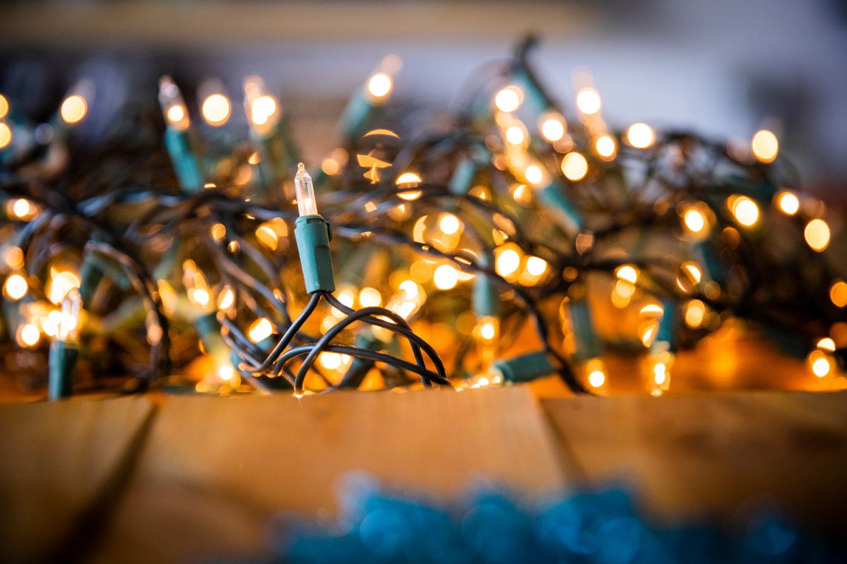 Jak przechowywać lampki świąteczne, żeby się nie plątały?
