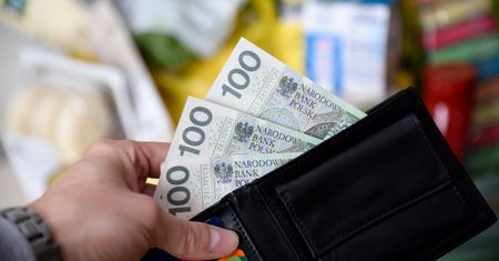 GUS podał dane o wynagrodzeniach. To już drugi miesiąc z niepokojącym zjawiskiem