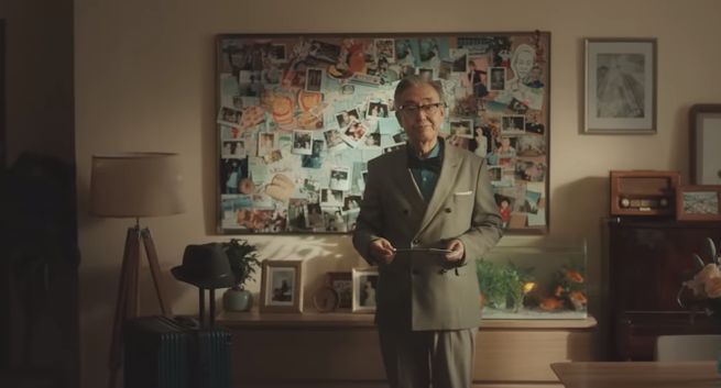 Google "zainspirowało się" reklamą Allegro. Staruszek uczy się angielskiego dla wnuczki w reklamie translatora