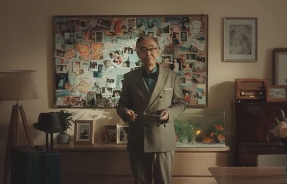 Google "zainspirowało się" reklamą Allegro. Staruszek uczy się angielskiego dla wnuczki w reklamie translatora