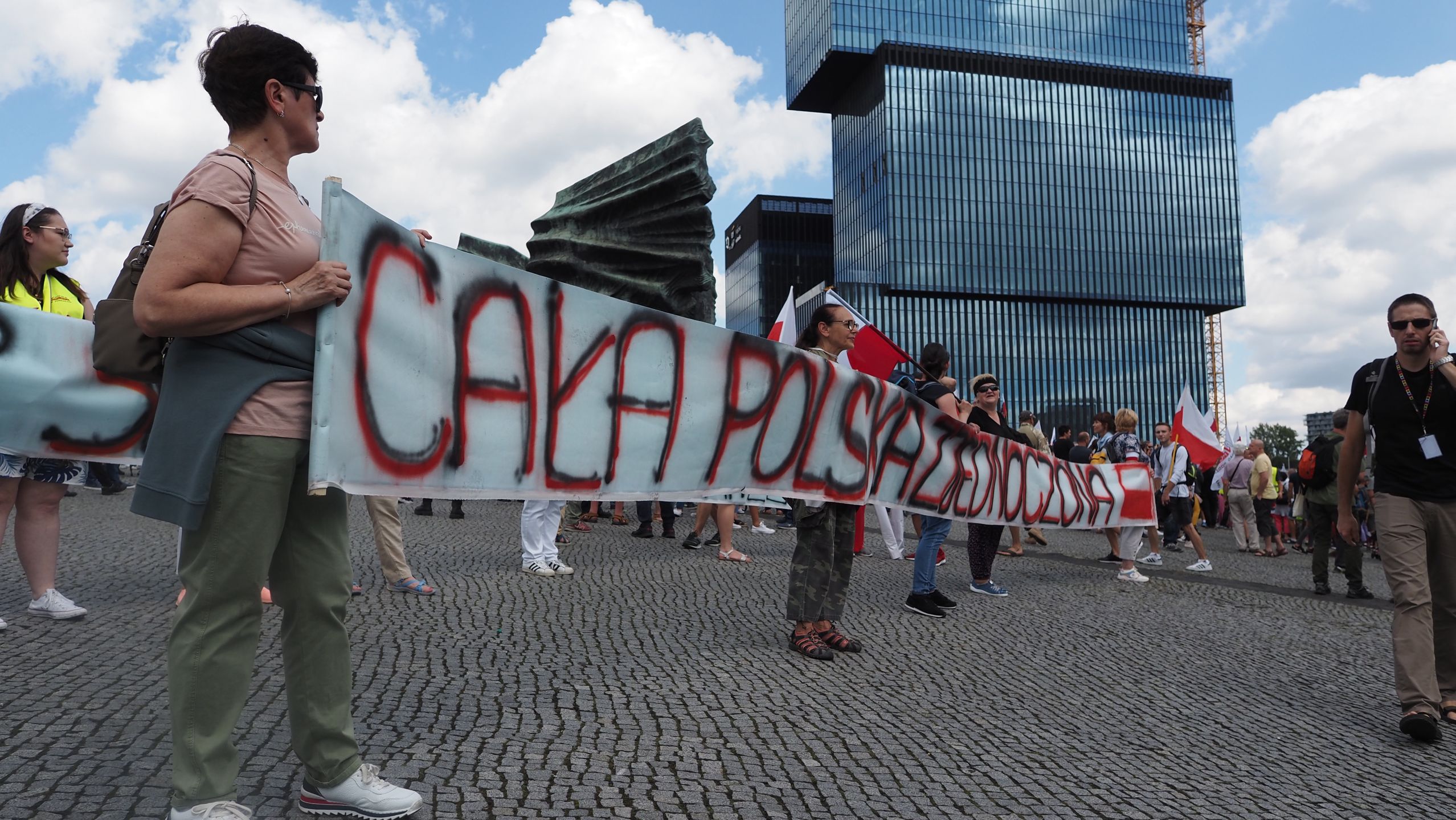 Śląski Marsz Wolności. Tysiące osób na manifestacji antyszczepionkowców w Katowicach