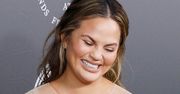 Chrissy Teigen pozuje TOPLESS z dwuletnim synem u boku: "Przesuń się, mama PRÓBUJE BYĆ WYZYWAJĄCA" (FOTO)