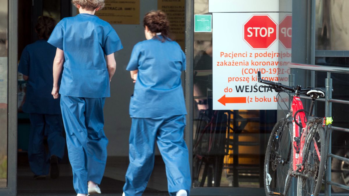 Wroclaw, 20.03.2020. Ilustracja. Pandemia koronawirusa COVID-19 - wejscie do szpitala dla zarazonych osob