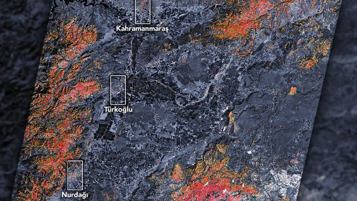 Mapa satelitarna zniszczeń po trzęsieniu ziemi w Turcji.  