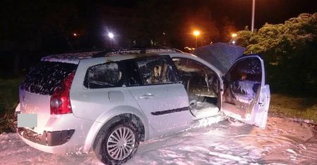 Pożar samochodu Renault na ulicy Polnej