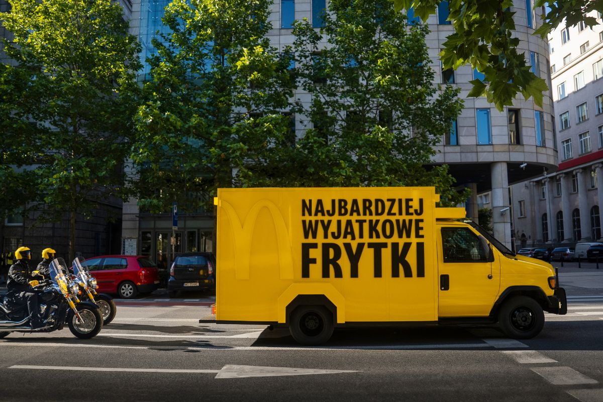 Tajemnicza furgonetka na ulicach Warszawy