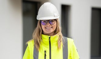 Jak zarabiają kobiety w branży budowlanej? - raport zarobków Polskiej Izby Inżynierów Budownictwa