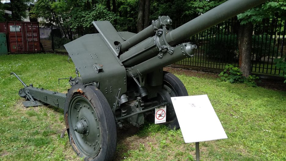 Niektóre sztuki haubicy 122 mm to obiekty muzealne. Prototyp powstał w 1938 roku. Od tamtego czasu wiele sztuk tego uzbrojenia trafiło do krajów, które stanowiły ZSRR oraz do krajów bloku wschodniego (Wikipedia Commons)